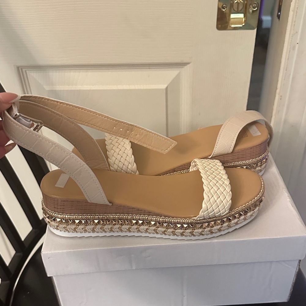 SHEIN Cream and Tan Woven Sandals